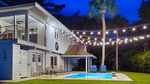 Island Head Original. A white rectangular house